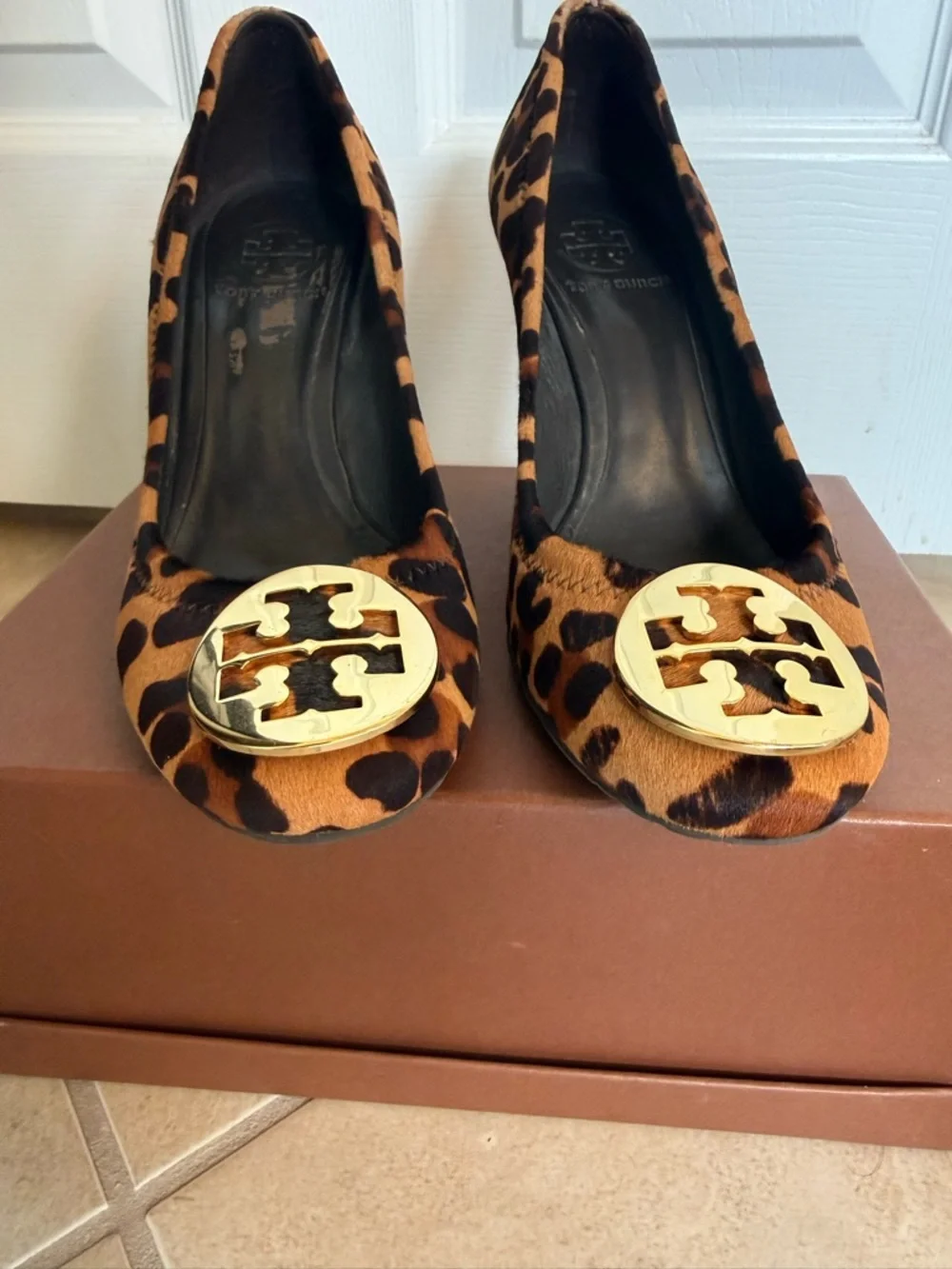 Tory Burch Leopard Print Calf-Hair Pumps with Gold Logo size 7 Y2K style